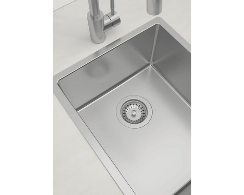 Spüle aus Edelstahl mit Wasserhahn
