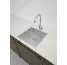 Spüle mit Wasserhahn auf einer Arbeitsplatte