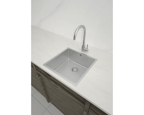 Spüle mit Wasserhahn auf einer Arbeitsplatte