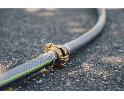 Tuyau d'arrosage avec raccord rapide en laiton et collier de serrage
