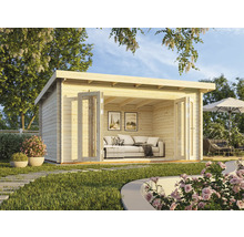 Abri de jardin en bois clair avec portes doubles ouvertes et mobilier de jardin