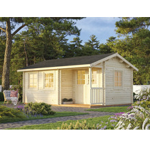 Maison de jardin en bois avec fenêtres et véranda dans le jardin