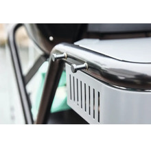 Detailansicht eines Grillwagens mit Schrauben und Belüftungsöffnungen