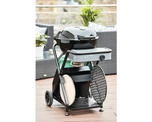 Outdoorchef Minichef Gasgrill auf einer Terrasse