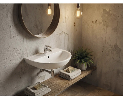 Salle de bain avec lavabo, miroir et éléments décoratifs sur une étagère en bois.