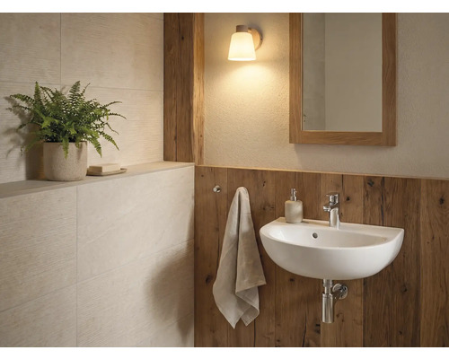 Salle de bain moderne avec lavabo blanc, lambris en bois et miroir
