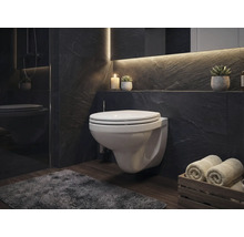 Salle de bain moderne avec WC suspendu, serviettes et décoration