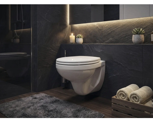 Salle de bain moderne avec WC suspendu, serviettes et décoration