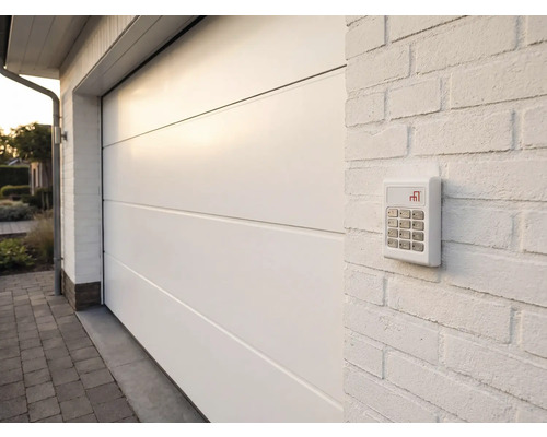 Garage avec porte de garage et clavier à code numérique