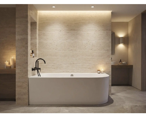 Badezimmer mit Badewanne, Armatur, Regalen und Beleuchtung