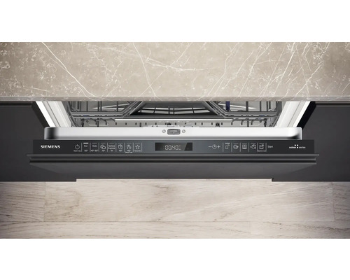 Lave-vaisselle Siemens avec panneau de commande et affichage numérique.