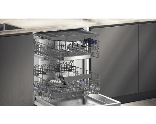 Lave-vaisselle ouvert avec des paniers à vaisselle dans une cuisine moderne