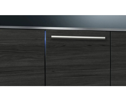 Façade d'armoire de cuisine avec structure en bois et poignée