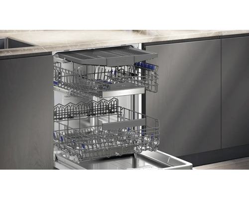 Lave-vaisselle ouvert avec paniers à vaisselle dans une kitchenette