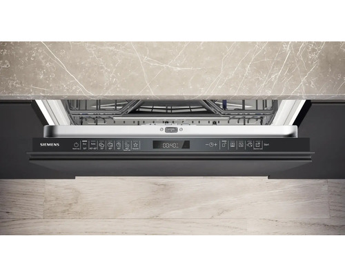 Vue partielle d'un lave-vaisselle Siemens avec porte ouverte et panneau de commande