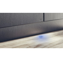 Gros plan d'un socle de cuisine avec éclairage au sol