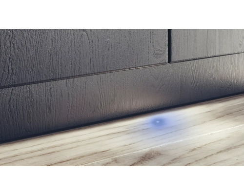 Gros plan d'un socle de cuisine avec éclairage au sol