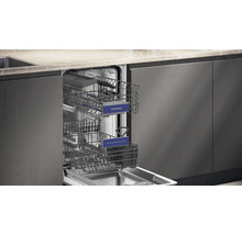 Lave-vaisselle ouvert avec paniers à vaisselle et logo Siemens