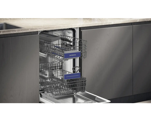 Lave-vaisselle ouvert avec paniers à vaisselle et logo Siemens