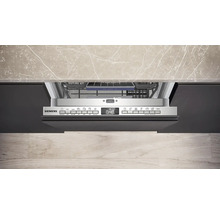 Lave-vaisselle ouvert de marque Siemens sous un plan de travail de cuisine.