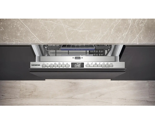 Lave-vaisselle ouvert de marque Siemens sous un plan de travail de cuisine.