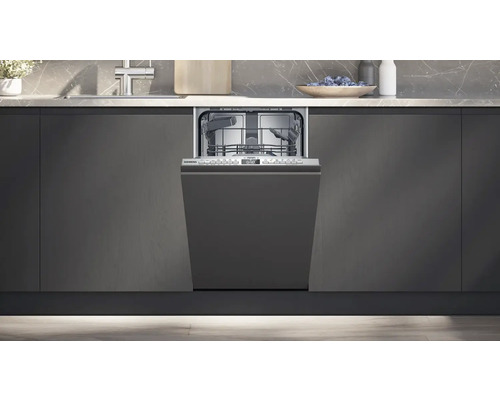 Lave-vaisselle semi-intégré de Siemens dans une cuisine moderne.
