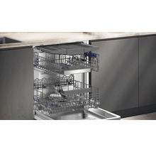 Lave-vaisselle ouvert avec paniers à vaisselle dans une cuisine moderne