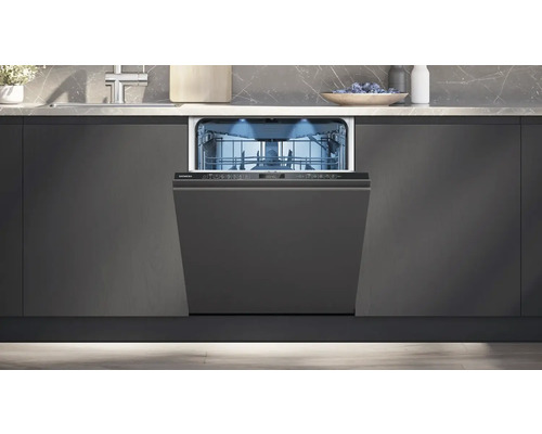 Lave-vaisselle intégré Siemens avec porte ouverte dans une cuisine moderne