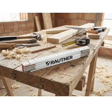 Établi avec marteau, ciseau à bois, mètre pliant de la marque Rautner, crayon, laine de bois, scie et mètre ruban