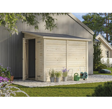 Abri de jardin en bois avec porte ouverte, arrosoir, dévidoir et robot tondeuse dans le jardin