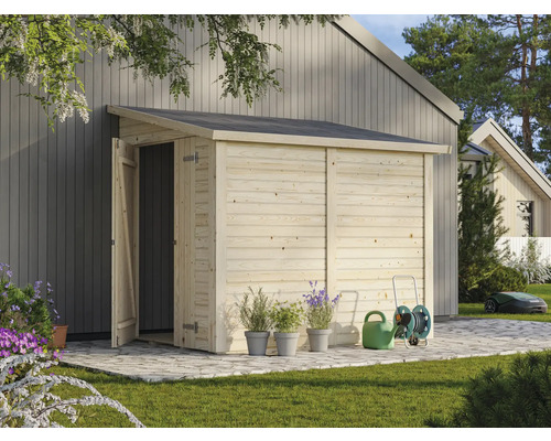 Abri de jardin en bois avec porte ouverte, arrosoir, dévidoir et robot tondeuse dans le jardin