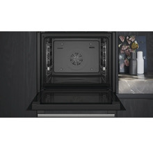 Offener Backofen mit Innenraumbeleuchtung und Heissluftsystem