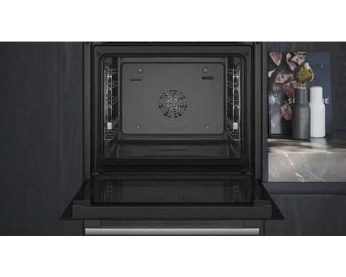 Offener Backofen mit Innenraumbeleuchtung und Heissluftsystem