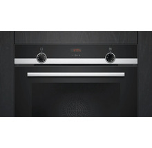 Einbau-Backofen mit Bedienelementen und digitaler Anzeige