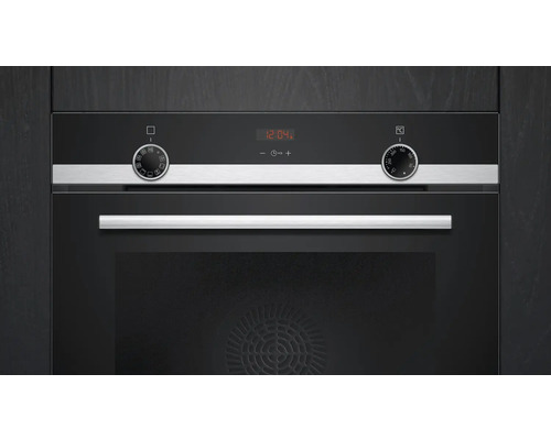 Einbau-Backofen mit Bedienelementen und digitaler Anzeige