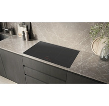 Schwarzes Kochfeld eingebaut in eine Küchenarbeitsplatte