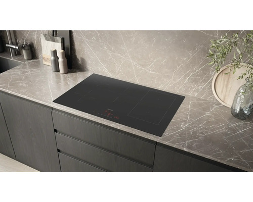 Schwarzes Kochfeld eingebaut in eine Küchenarbeitsplatte