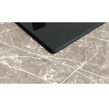 Detailansicht einer Kochplatte auf einer Arbeitsfläche