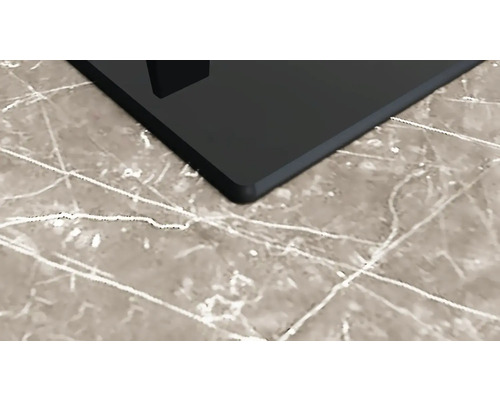 Detailansicht einer Kochplatte auf einer Arbeitsfläche