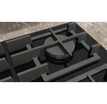 Detailansicht eines Gaskochfelds mit Kochstellen und Abstellrosten.