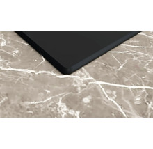 Schwarze Arbeitsplatte auf Marmor