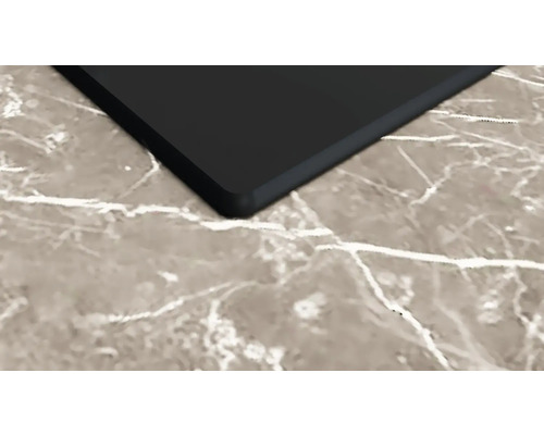 Schwarze Arbeitsplatte auf Marmor