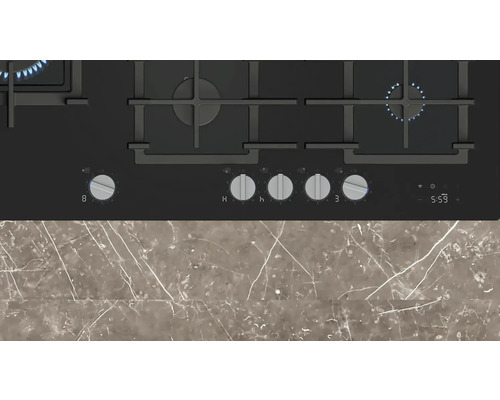 Schwarzer Gaskochfeld-Ausschnitt mit Bedienknöpfen und brennender Flamme.