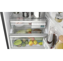 Intérieur d'un réfrigérateur avec des aliments dans des tiroirs