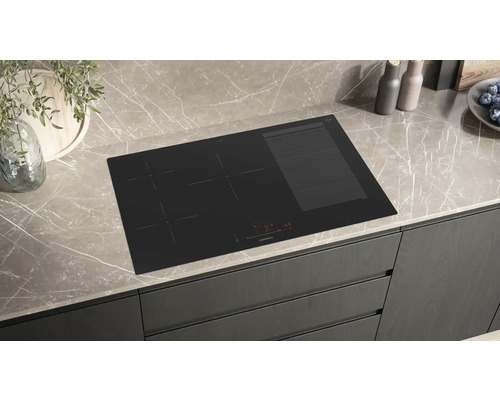 Schwarzes Siemens Induktionskochfeld mit Dunstabzugshaube auf einer Arbeitsplatte
