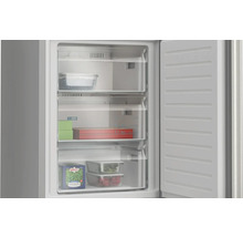 Congélateur avec porte ouverte et aliments