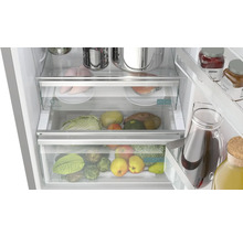 Intérieur d'un réfrigérateur avec des légumes et de la viande dans les compartiments