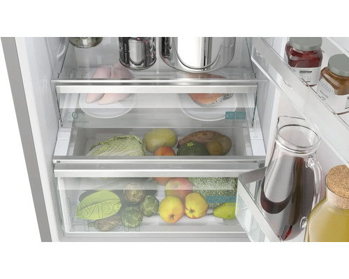 Intérieur d'un réfrigérateur avec des légumes et de la viande dans les compartiments