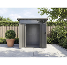 Abri de jardin métallique avec portes ouvertes dans le jardin