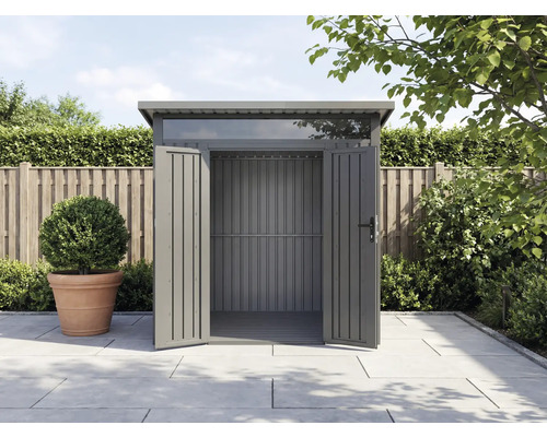 Abri de jardin métallique avec portes ouvertes dans le jardin